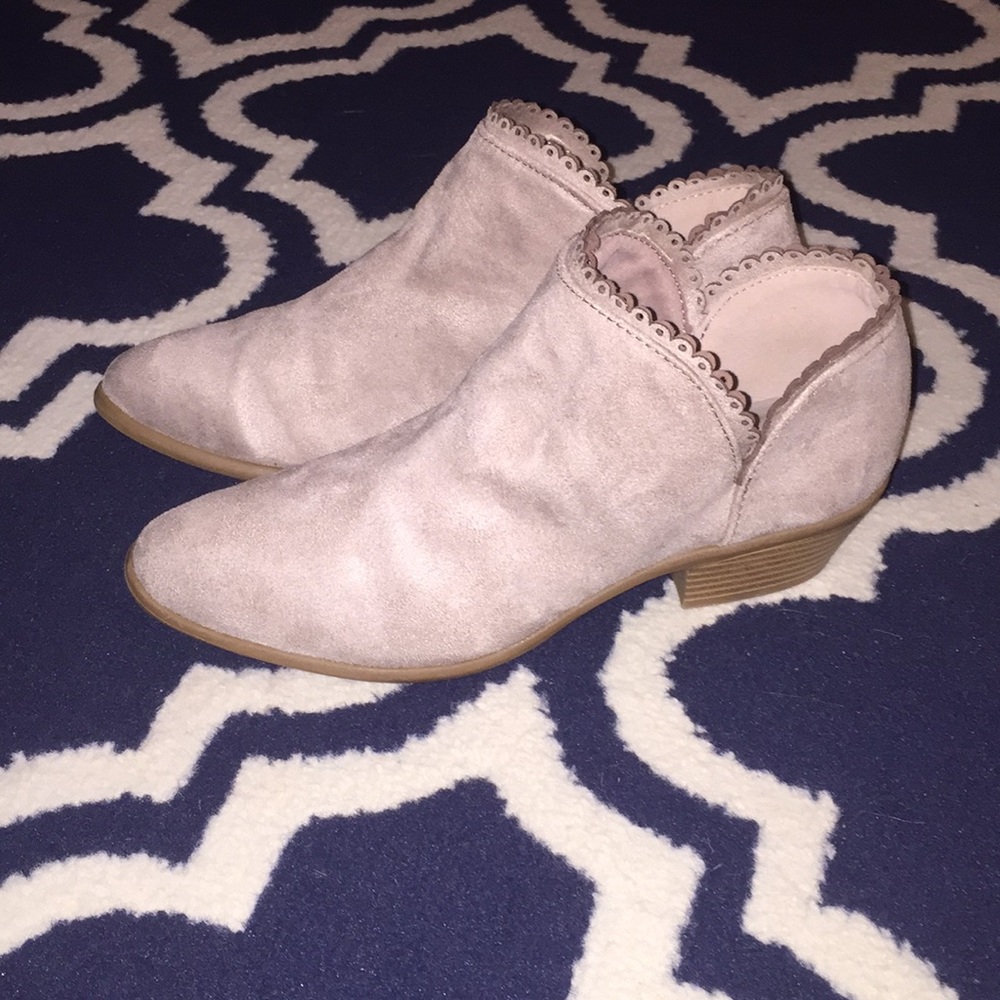 Weekend-08 Grey Scalloped Bootie